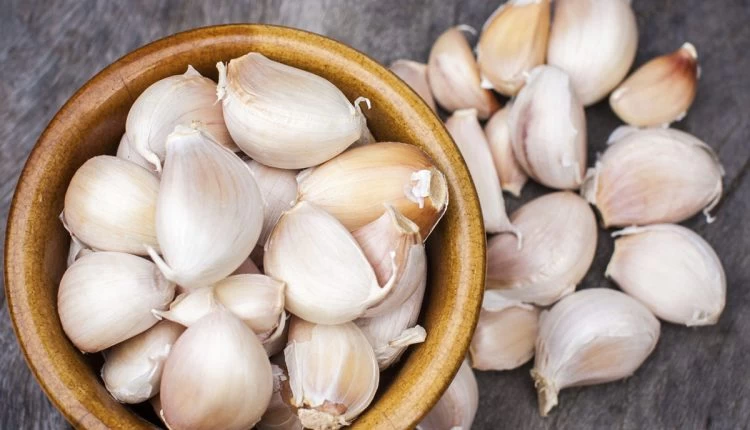 Δείτε το απίστευτο κόλπο για να μην μυρίζετε ποτέ σκόρδο!